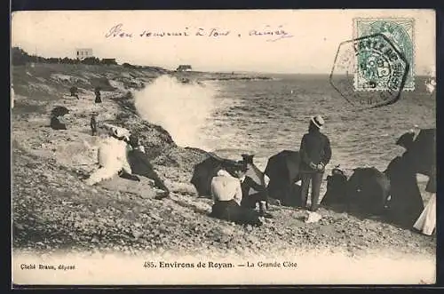 AK La Grande Côte, La Grande Côte avec des promeneurs sur la plage rocailleuse