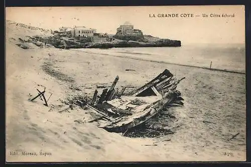 AK La Grande Côte, Un Côtre échoué sur la plage