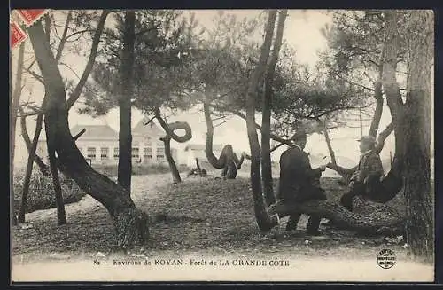 AK La Grande Côte, Forêt de la Grande Cote avec des promeneurs assis sur les arbres