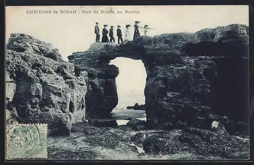 AK Le Bureau, Pont du Diable au Bureau avec des personnes se tenant sur l`arche rocheuse