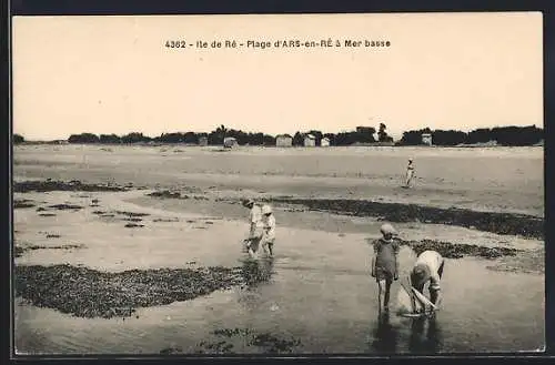 AK Ars-en-Ré, Plage à marée basse avec enfants jouant dans l`eau