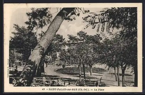 AK Saint-Palais-sur-Mer, La place avec des arbres et des chaises de café