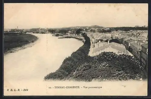 AK Tonnay-Charente, Vue panoramique de la rivière et des toits de la ville