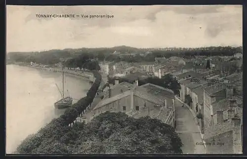 AK Tonnay-Charente, Vue panoramique du quai et des bâtiments adjacents