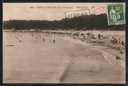 AK Vaux-Nauzan, Marée haute à la plage de Vaux-Nauzan avec des baigneurs et des cabines de plage