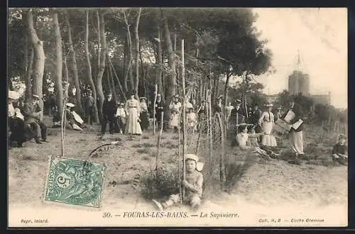 AK Fouras-les-Bains, La Sapinière et groupes de personnes se promenant et se reposant sous les arbres