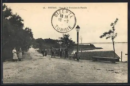 AK Fouras, Rue de la Fontaine-du-Paradis : Promenade au bord de l`eau avec des passants et un lampadaire