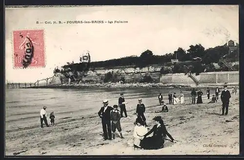 AK Fouras-les-Bains, La Falaise avec des gens se promenant et se détendant sur la plage