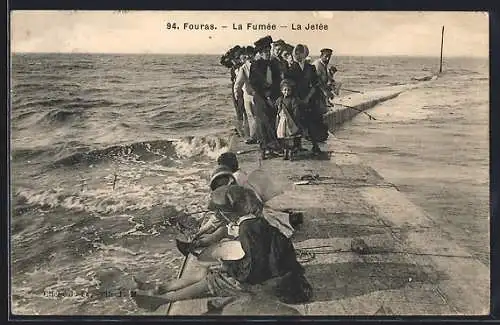 AK Fouras, La Fumée, La Jetée, promenade sur la jetée avec vue sur la mer