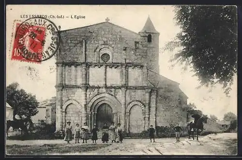 AK Les Essards, L`Église avec des habitants devant