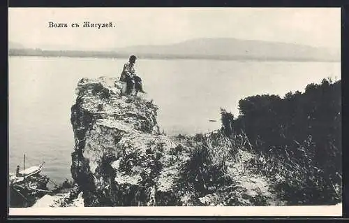 AK Schiguli /Wolga, Person auf Felsen sitzend mit Blick auf Fluss