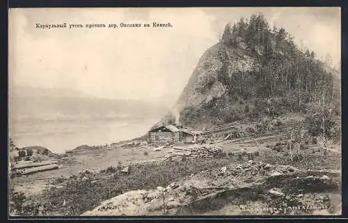 AK Jenissei, Landschaft mit Hütten und Berg am Flussufer