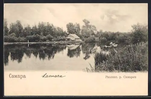 AK Samara, Haus am Flussufer mit Booten und Bäumen