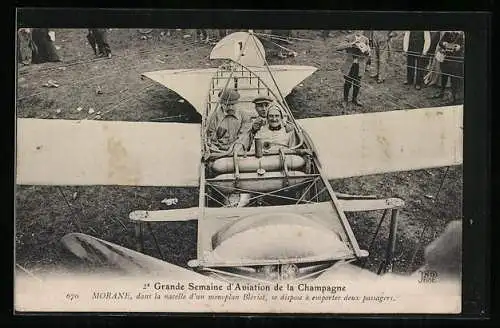 AK 2. Grande Semaine d`Aviation de la Champagne, Morane dans la nacelle d`un monoplan Blériot, Eindeckerflugzeug