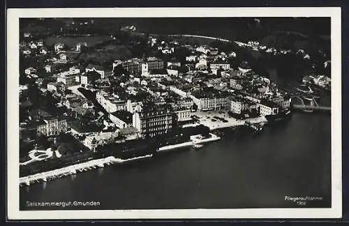 AK Gmunden /Salzkammergut, Stadtansicht vom Flugzeug aus