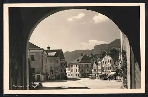 AK Mondsee, Blick auf den Marktplatz von einem Durchgang aus