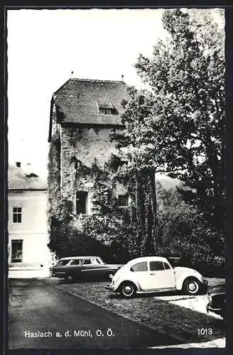 AK Haslach a. d. Mühl, Alter Turm, Strasse mit Autos, VW Käfer