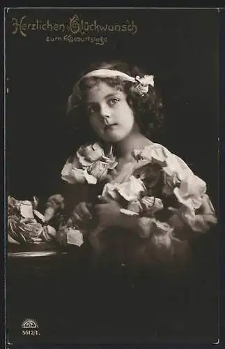 Foto-AK R & K / L Nr. 5612 /1: Hübsches Mädchen mit Rosen, Geburtstagsgruss