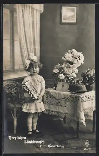 Foto-AK PFB Nr. 4607 /1: Junges Mädchen mit Schleife im Haar an einem Tisch mit Blumen, Brief und Kuchen