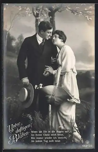 Foto-AK RPH SBW: Unter duftigen Blüten, Ein Liebespaar auf einer Wiese