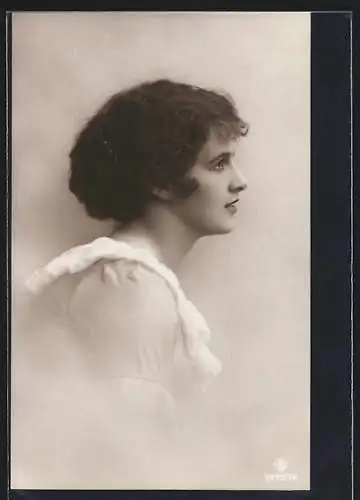 Foto-AK RPH SBW: Elegante junge Frau im Profil