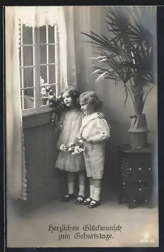 Foto-AK RPH SBW: Zwei Kinder gratulieren mit Blumensträussen zum Geburtstag