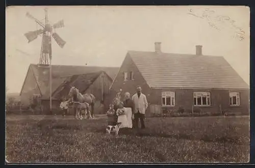 Foto-AK Ringkjöbing, Bauernhof, davor posiert die Eigentümerfamilie