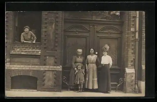 Foto-AK Hannover, Eine Gruppe Frauen vor einer Haustür 1913