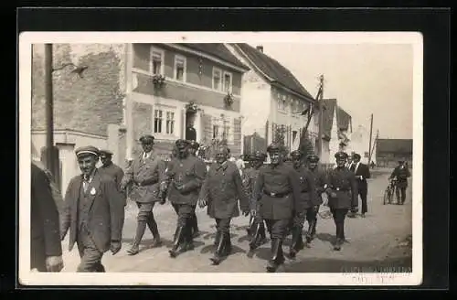 Foto-AK Ellersleben, Soldaten in Uniform auf der Strasse