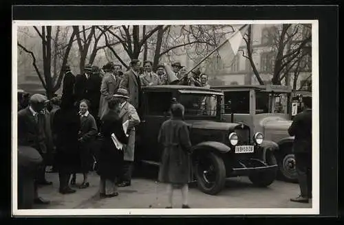 Foto-AK Freiburg i. Br., Stimmungsvolle Veranstaltung 1925, Männer mit Fahne und Megafon