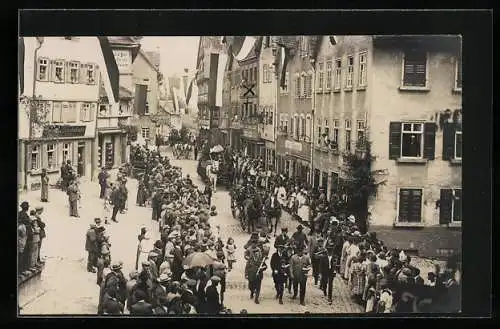 Foto-AK Bad Wimpfen, Festmarsch am Gasthof Hohenstaufenperle, Hauptstrasse