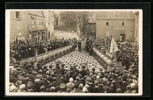 Foto-AK Dorheim / Wetterau, Bei der Kriegerdenkmal-Weihe, 1931