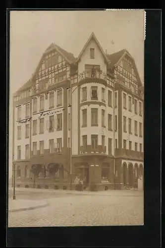 Foto-AK Hannover-Linden, Comenius Strasse Ecke Fröbelstrasse mit Geschäft von Herm. Koch