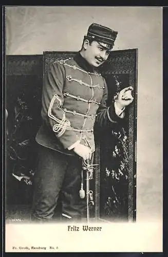 AK Schauspieler Fritz Werner in der Uniform eines Soldaten auf der Bühne