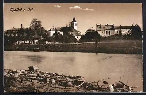 AK Týniste nad Orlici, Blick über den Fluss zum Ort