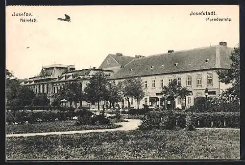 AK Josefstadt / Josefov / Jaromer, Paradeplatz mit Parkanlage