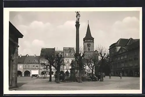 AK Jitschin, Ortsmitte mit Denkmal und Blick zur Kirche