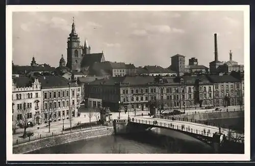 AK Königgrätz / Hradec Kralove, Totalansicht mit Brücke und Flusspartie