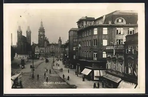 AK Hradec Kràlovè, Strassenpartie mit Blick zu Kirche und Rathaus