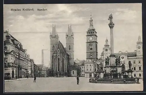 AK Königgrätz / Hradec Kralove, Námestí, Marktplatz mit Säule u. Kirche