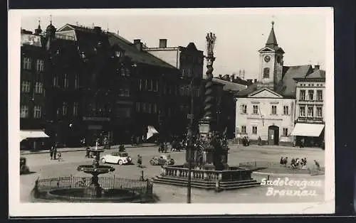 AK Braunau /Sudetengau, Marktplatz mit Amtsgericht und Brunnen