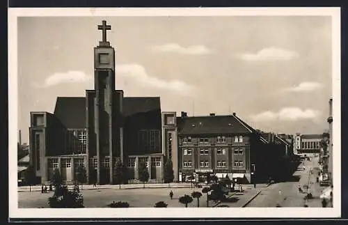 AK Königgrätz / Hradec Kralove, Strassenpartie mit Kirche