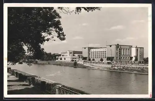 AK Königgrätz, Blick über den Fluss zum Bad und Kino