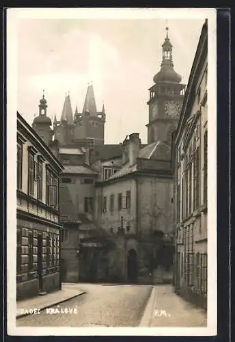 AK Hradec Kràlovè, Strassenpartie mit Blick zur Kirche