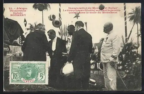 AK Konakry, Inauguration du Monument Ballay, Le Gouvernoeur Général scellant le proces-verbal dans de socle du Monument