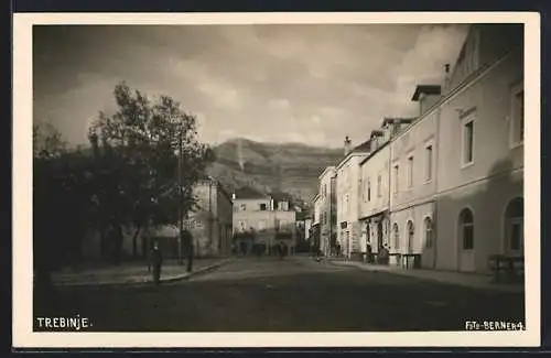 AK Trebinje, Strassenpartie mit Platz und Bergblick