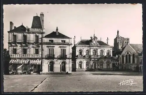 AK Montbazon /I.-et-L., Vue generale de la Place, la Mairie et la Vierge, Hotel de L`Image