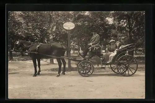 Foto-AK Wien, Prater, Prinzen-Allee, Ältere Dame und Mädchen in Pferdekutsche mit Kutscher