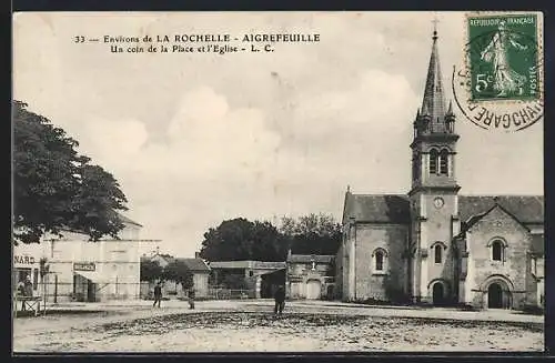 AK La Rochelle, Un coin de la Place et l`Eglise