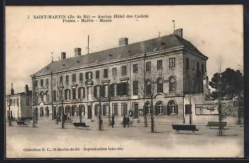 AK Saint-Martin /Ile de Re, Ancien Hotel des Cadets, Postes, Mairie, Musee